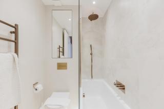 Elegantly Renovated 2BR w Balcony in Notting Hill - 5