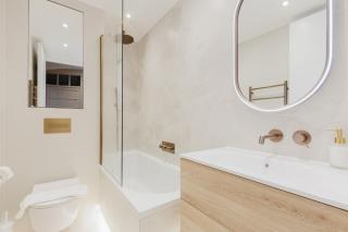 Elegantly Renovated 2BR w Balcony in Notting Hill - 4