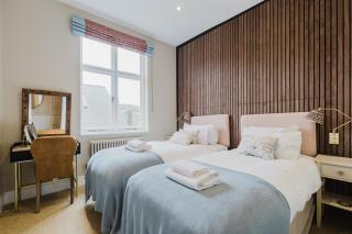 Elegantly Renovated 2BR w Balcony in Notting Hill - 3