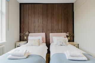 Elegantly Renovated 2BR w Balcony in Notting Hill - 2