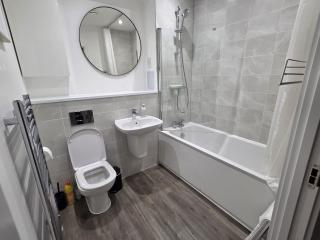 Luxurious 3 Bed & 3 Bath Hatfield House with Balcony View & Terrace Garden - 7