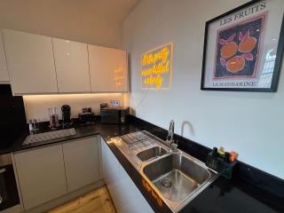 Equinox House - Modern 2 Bedroom 6 Guest Townhouse - Jewellery Quarter Birmingham City Centre - 4