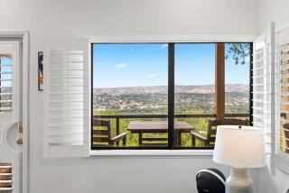 Mid-Mod Hilltop Retreat Views & Local Wildlife - 0