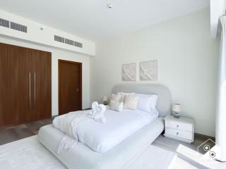 Luxurious 1BR with Balcony & Premium Stay in Downtown - 7