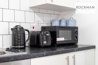 Rockman Residences 12 bedroom house - 24 beds - 4 bathrooms - 4 Kitchens - Van Parking - CONTRACTOR HUB - 7
