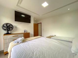 Casa Individual com 2 suítes, cozinha completa, Internet privativa 300MBPS, região bem sossegada com comercios diversos ao redor - 1