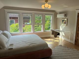 BIG Parisian Apartment, NE PDX-Historic Irvington - 7