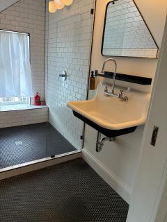 BIG Parisian Apartment, NE PDX-Historic Irvington - 3