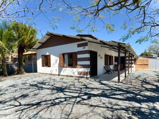 Casa Completa em Penha a poucos passos da PRAIA com Wi Fi TV e Cozinha Equipada Churrasqueira Privativa Ares condicionados Perfeito para Férias em Família Reserve agora mesmo! - 0