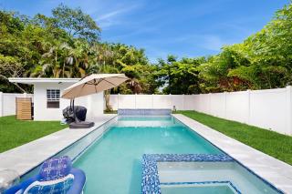 Palm & Pool Retreat - 3