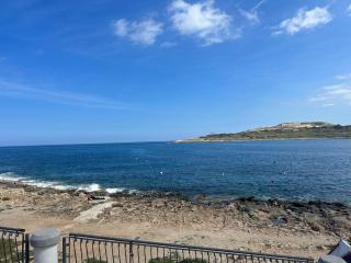 Seafront Beachroom - 1