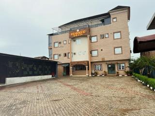 Iconic Hotel and Lounge - 0
