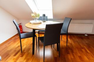 Gemütliche DG-Wohnung mit großer Küche & Parkplatz - 2