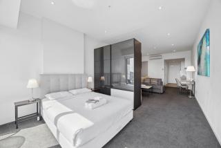 CBD Skyview Apt at Light Square with Parking - 7