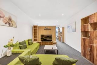CBD Exquisite Cityscape Retreat with Parking - 9