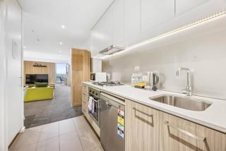 CBD Exquisite Cityscape Retreat with Parking - 3