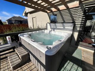Relax in Style 5BR Home Hot Tub & Games - 9