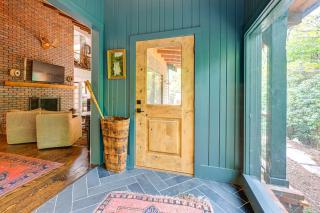 Chic Highlands Cabin Retreat with Deck and Office! - 2