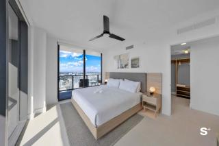 City Luxe Retreat Modern 2-BD with Water Views - 0