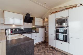 The Lodge -Exceptional Value! Modern 2-Bed Lodge with Stunning Sea Views - 6