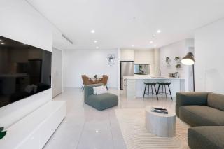 Incredible Views in 2b Luxury Home in Meriton - 0