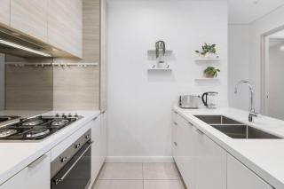 Incredible Views in 2b Luxury Home in Meriton - 7