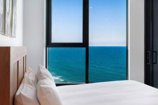 Incredible Views in 2b Luxury Home in Meriton - 2