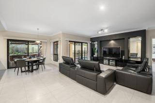 Luxe Villa Spacious Family Home with Pool and Patio - 8