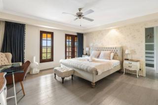 Luxe Villa Spacious Family Home with Pool and Patio - 7