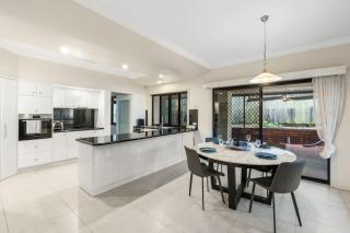 Luxe Villa Spacious Family Home with Pool and Patio - 4