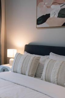 Modern Retreat two Ensuite Bedrooms and Walk to Shops - 1