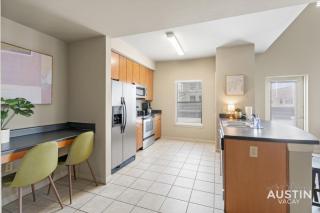 West Campus 8BR 5BA Dual Retreat Near Zilker, SXSW and Downtown by Austin Vacay - 7