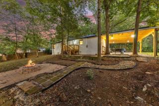 The White Lodge 4BDR Sleeps 8 with Fire Pit - 3