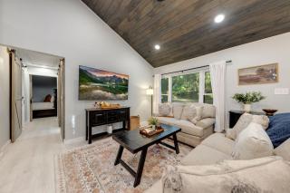 The White Lodge 4BDR Sleeps 8 with Fire Pit - 0