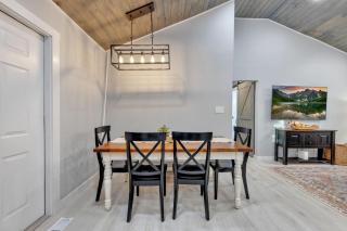 The White Lodge 4BDR Sleeps 8 with Fire Pit - 8