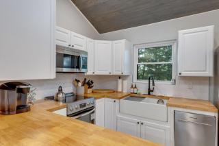 The White Lodge 4BDR Sleeps 8 with Fire Pit - 6