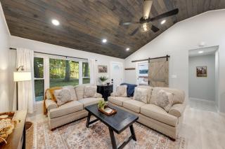 The White Lodge 4BDR Sleeps 8 with Fire Pit - 2