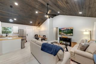 The White Lodge 4BDR Sleeps 8 with Fire Pit - 9