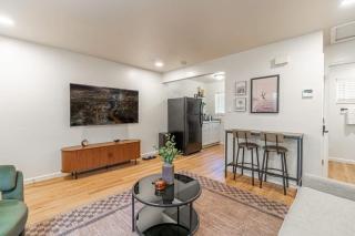 Designer Living Pet-Friendly UNR 2BR 1BA - 3