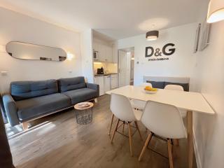 Lovely Apartment with Balcony - Golf course view - Free Parking and Heated Pool - 0