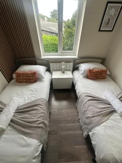 Lake View Apartment Modern,stylish,4 beds, balcony - 5
