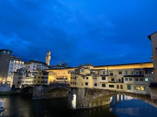 Old Bridge Florence Apartment - 9