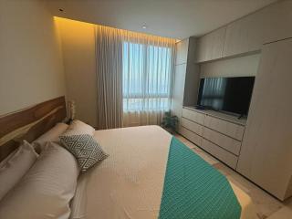 Beachfront 2BR 2BA Condo w Balcony, Ocean Views - 6