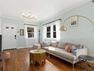 Bright & Spacious 3BR Cottage Minutes to DC - 9