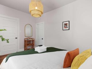 Bright & Spacious 3BR Cottage Minutes to DC - 1