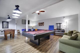 Gloria's Hot Tub Game Room Fire Pit - 6