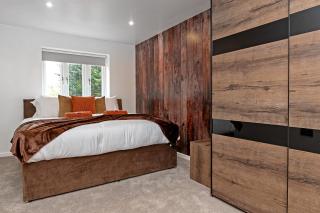 Contractors Heaven-POOL TABLE-THREE BEDROOM HOUSE WITH SEPARATE ONE BEDROOM SELF CONTAINED-Close to AIRPORT - 6