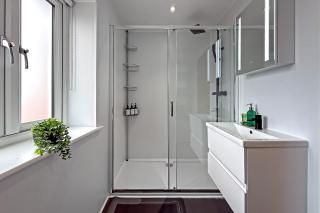 Contractors Heaven-POOL TABLE-THREE BEDROOM HOUSE WITH SEPARATE ONE BEDROOM SELF CONTAINED-Close to AIRPORT - 4