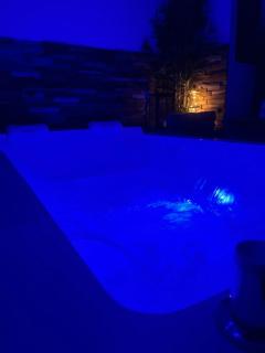 Nuit Magique en Love Room avec Jacuzzi Privé - 7