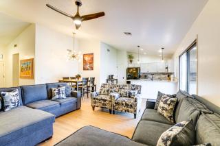 Spacious Backyard with Putting Green! Peoria Retreat - 2